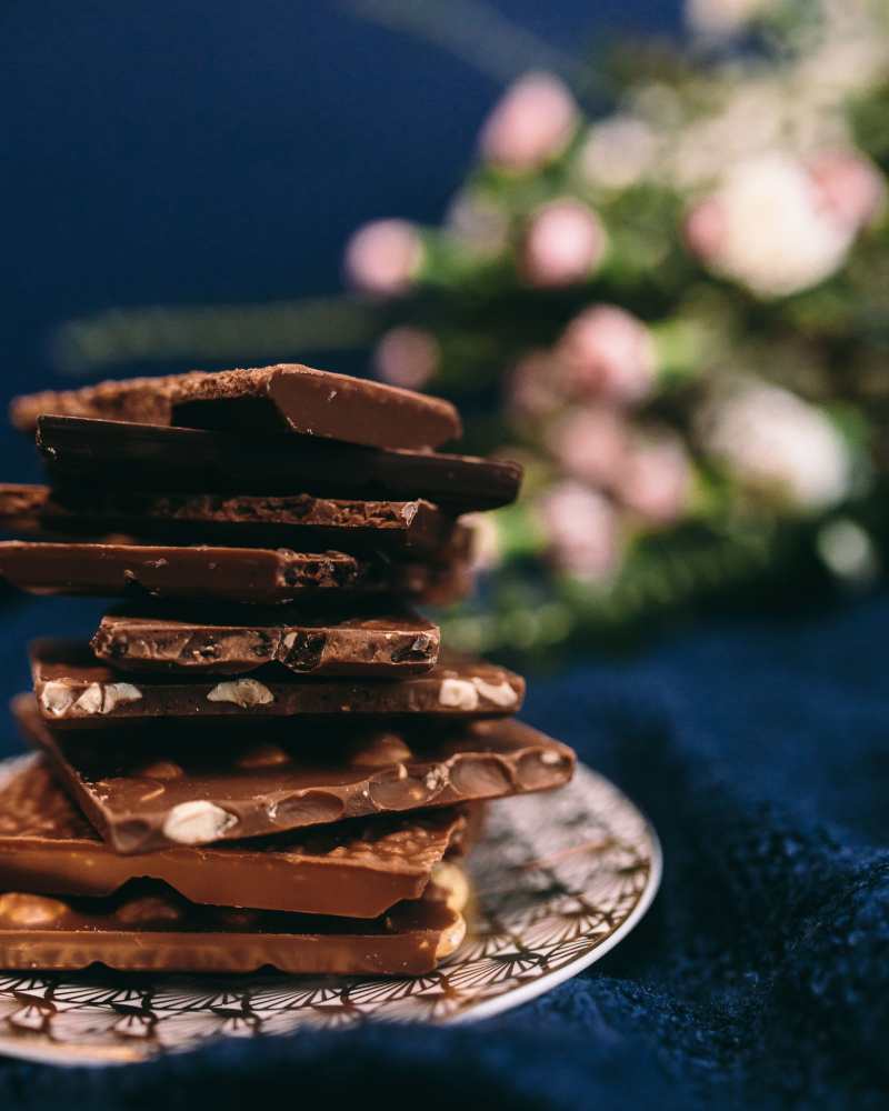 チョコレートとぼやけた花の画像